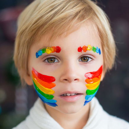 Regenbogen schminken bei Kindern – einfach in wenigen Schritten