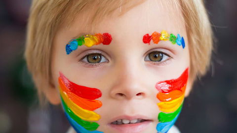 Regenbogen schminken bei Kindern – einfach in wenigen Schritten