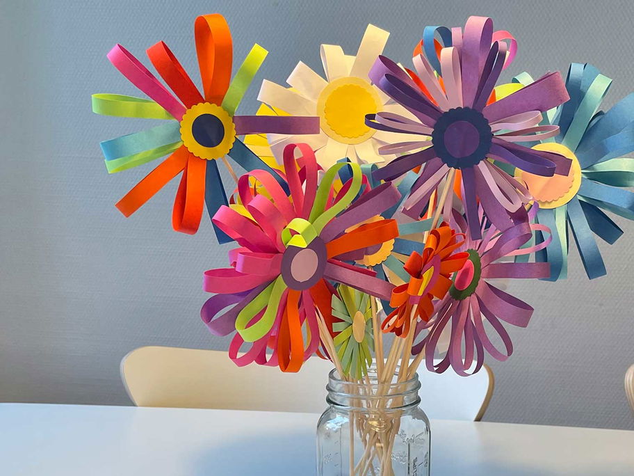 Ein Strauß selbst gebastelter Papierblumen