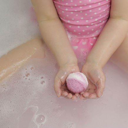 Badebomben für Kinder selber machen: So einfach geht's!
