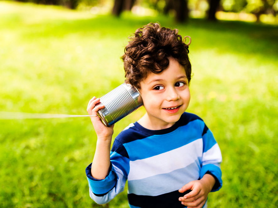 Ein selbst gebasteltes Dosentelefon macht nicht nur Spaß, es ist auch total faszinierend für Kids.