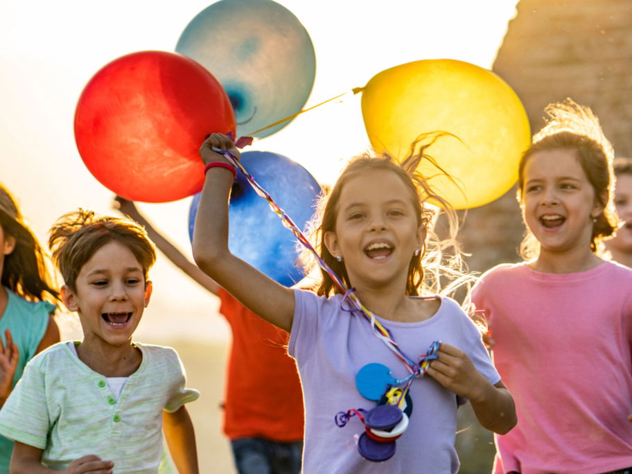 Luftballons sind bei Kindern immer der Renner – ob bei Babys, Kleinkindern oder Schulkindern.