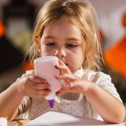 DIY-Kleber für Kinder: Ungiftig, günstig und in wenigen Minuten selbstgemacht