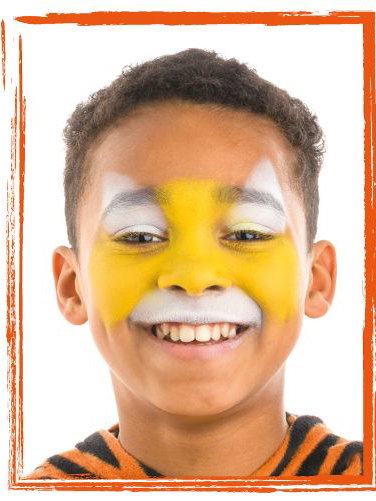 Tiger schminken: Gelbe Farbe hinzufügen.