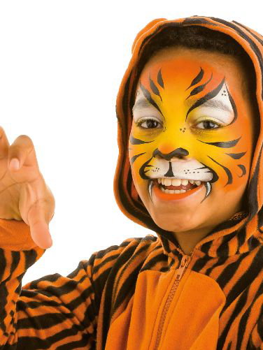 Tiger schminken: Tigernase aufmalen.