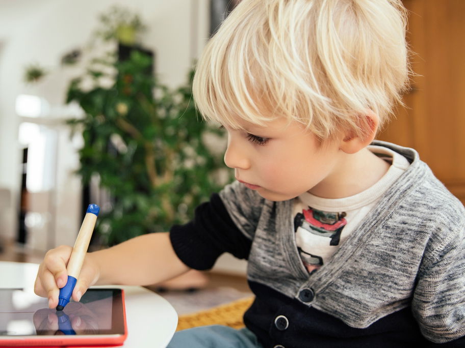 Für viele Kinder ist der Umgang mit dem Tablet völlig normal. Aber können sie so überhaupt noch schreiben lernen?