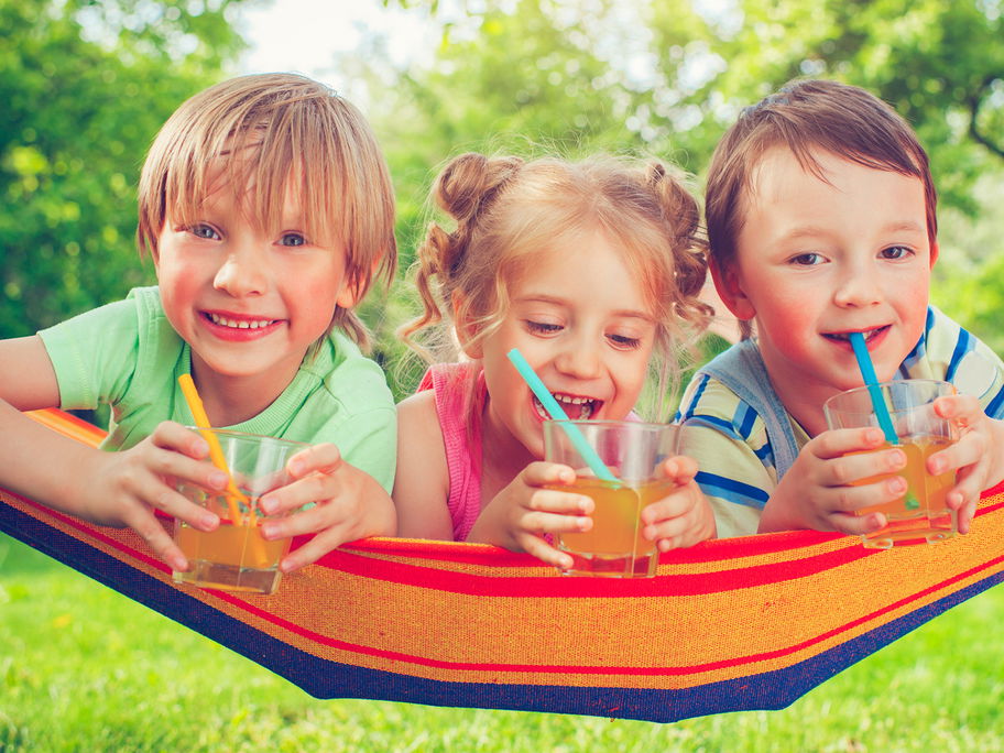 Kinder wollen neben Wasser und Tee auch andere Durstlöscher wie Saft.