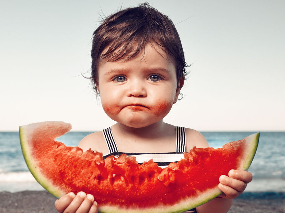 Wer kennt's nicht: Verschmierte Schnuten gehören dazu, wenn Wassermelone genascht wird.
