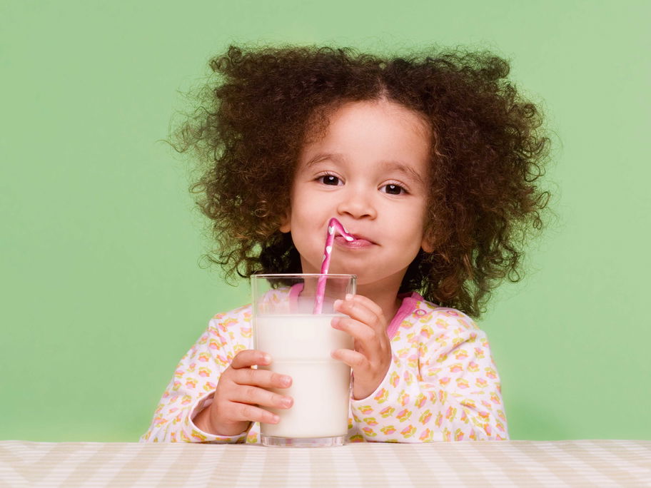 Ein Glas Milch am Morgen ist in vielen Familien leider aus der Mode gekommen.