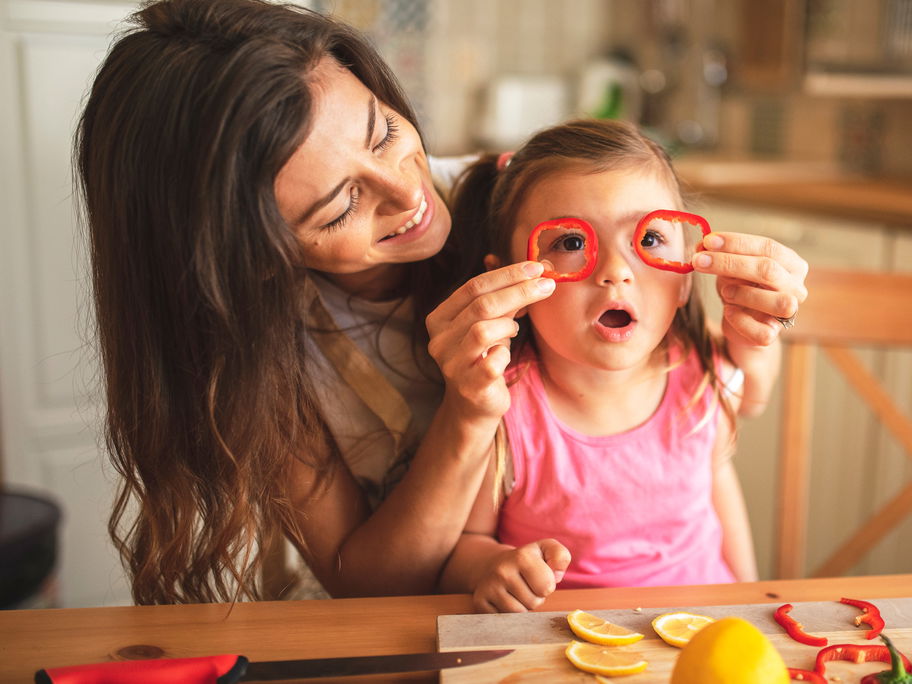 Eltern können mit gutem Beispiel vorangehen – mit Spaß an gesundem Essen sind Kinder mit wichtigen Nährstoffen bestens versorgt.