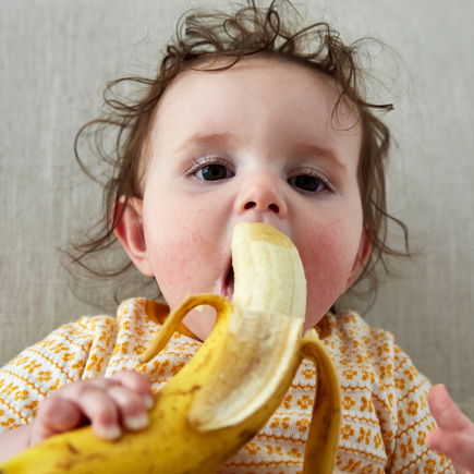 Bitte gebt euren Kindern keine Banane mit Schale!
