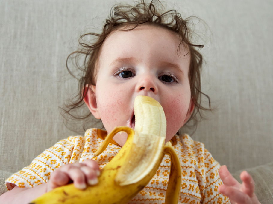 Sieht süß aus: Aber Kinder sollten Bananen nicht mit Schale bekommen.