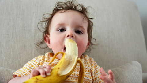 Bitte gebt euren Kindern keine Banane mit Schale!