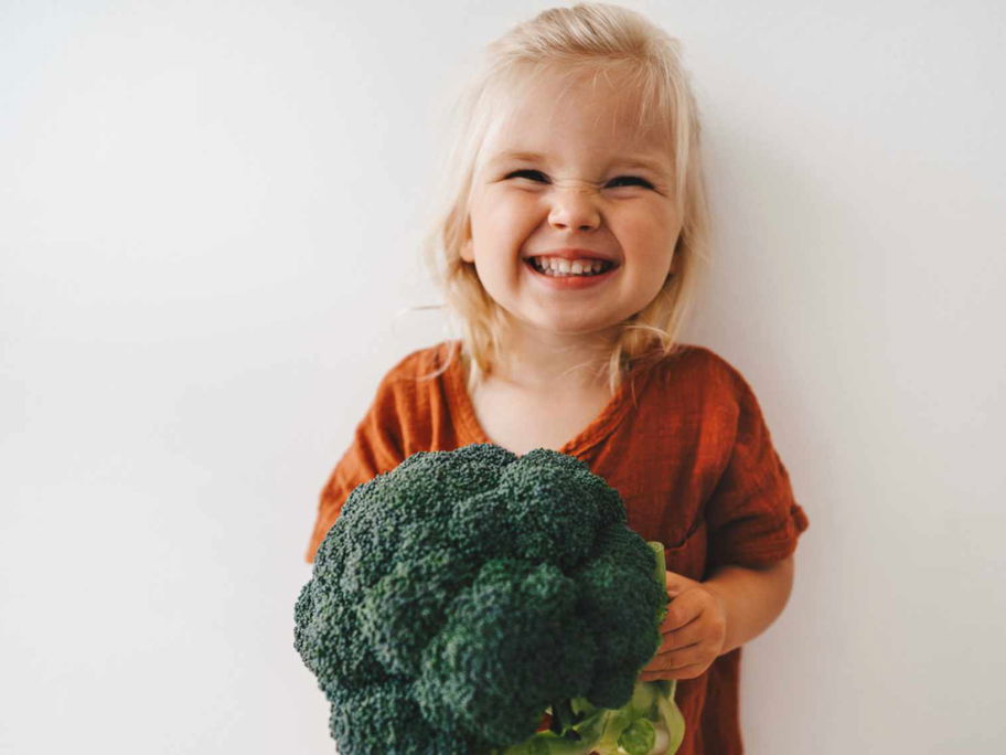 Lieber Broccoli als Bratwurst!? Manche Kinder wollen partout kein Fleisch essen, auch in jungen Jahren schon.