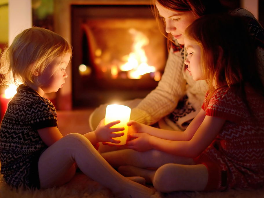 Mit Streichhölzern und Kerze könnt ihr mit euren Kindern den Umgang mit Feuer üben.