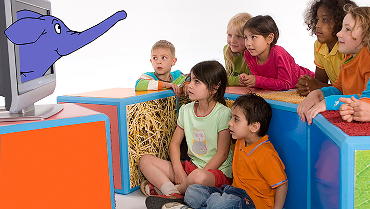 Kinder schauen "Die Sendung mit dem Elefanten".