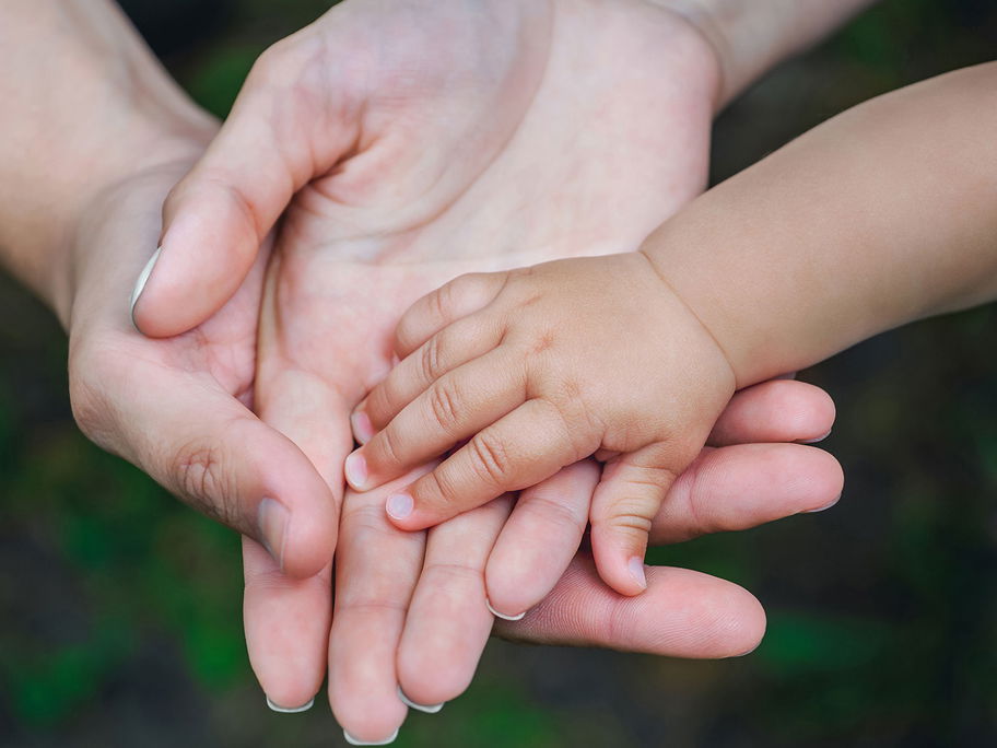 Zwischen Mama, Papa und Kind soll ein enges Band wachsen – so der Ansatz bedürfnisorientierter Erziehung.