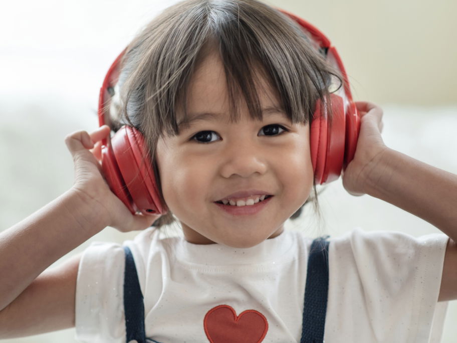 Auch pädagogisch wertvolle Hörspiele für Kinder machen richtig Spaß.