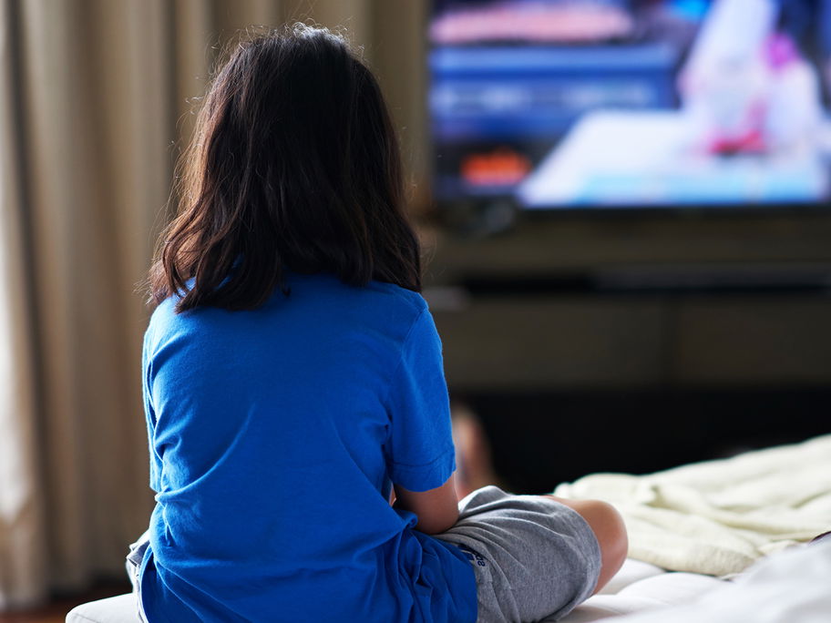 Die allermeisten Kinder lieben fernsehen – es liegt an den Eltern, einen gesunden Umgang zu vermitteln.