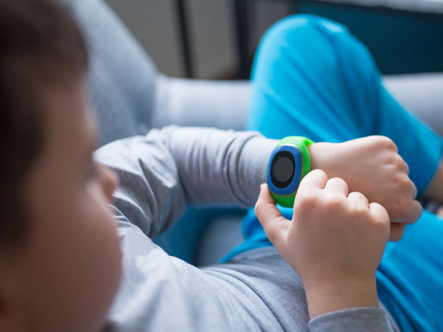 Kind mit Smartwatch