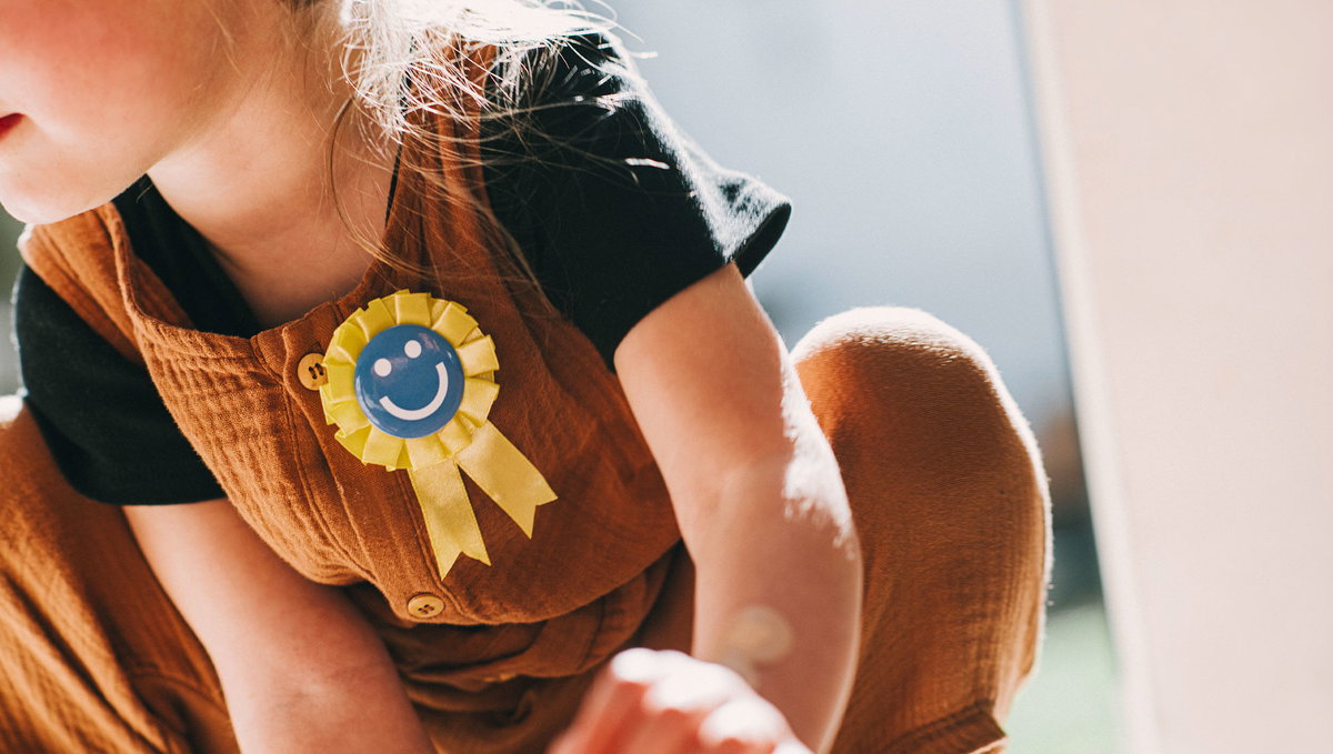 "Gut gemacht, das gibt einen Smiley-Orden!" – Belohnungssysteme für Kinder sind als Erziehungsmethode umstritten.
