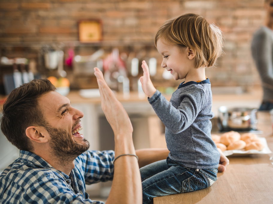 High Five! Kinder müssen motiviert, aber nicht mit Lob zugeschüttet werden.