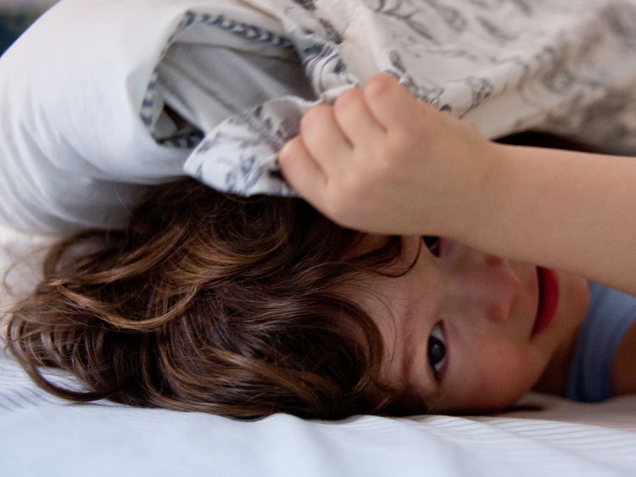 Alleine im Bett? Viele Kinder schlafen lieber in der Nähe von Mama und Papa.