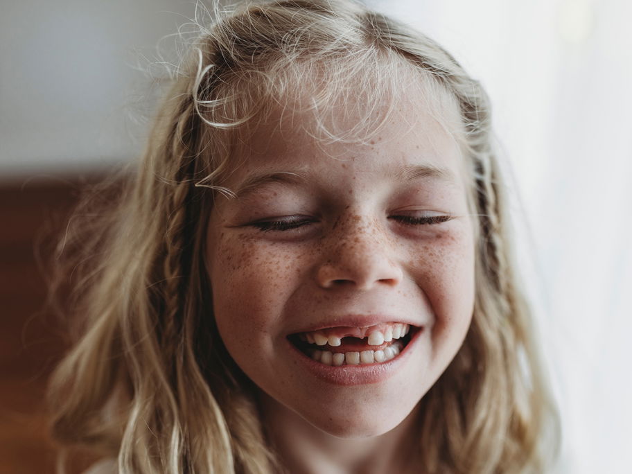 Die erste Zahnlücke ist für Kinder super aufregend ... natürlich auch, weil die Zahnfee dann vorbeischaut.