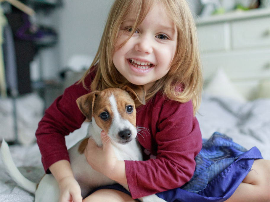 Kinder lieben Hunde – die Anschaffung sollte aber gut durchdacht sein.
