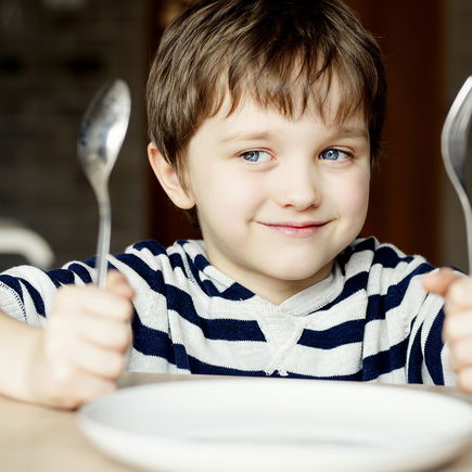Kinder am Esstisch: Ab wann sollten sie sitzen bleiben?