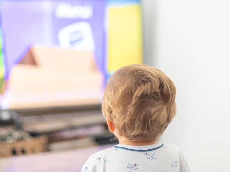 Kleinkinder sollten auf keinen Fall unreglementiert fernsehen.