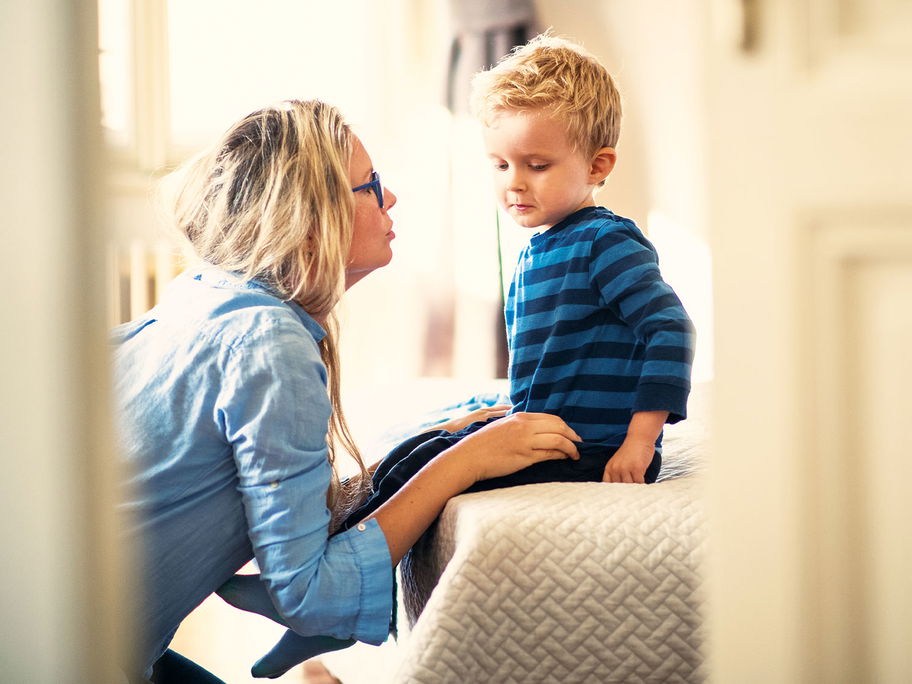 Euch ist eine blöde Bemerkung herausgerutscht? Dann entschuldigt euch bei eurem Kind – und versucht, ihm zu erklären, was ihr wirklich meintet. Nur so kann und wird es euch verstehen