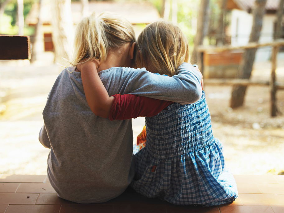 Eltern können ihre Kinder dabei unterstützen, Empathie zu lernen.