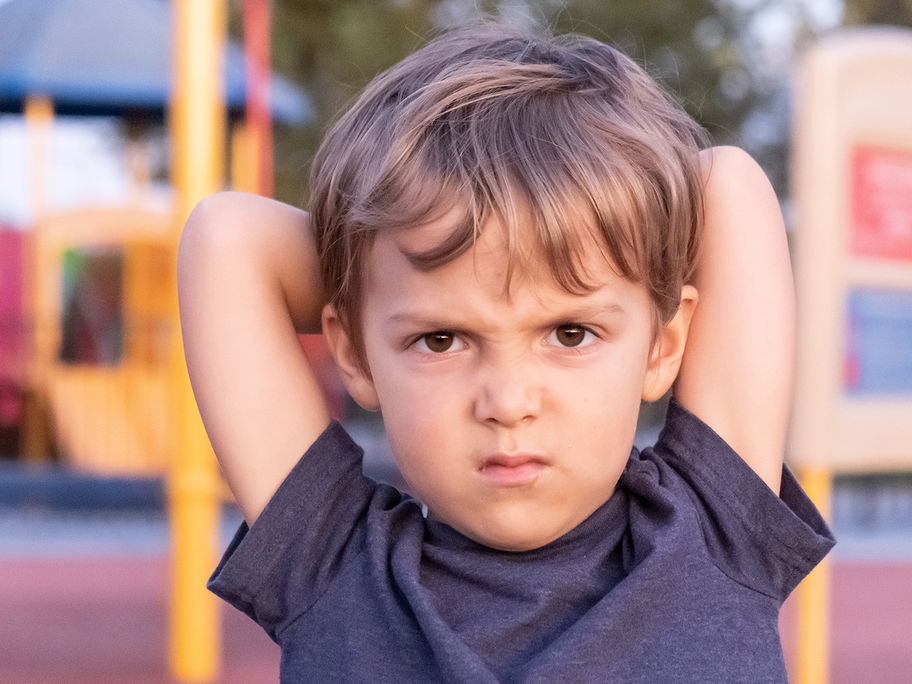Auf Spielplätzen kommt es immer wieder vor, dass Kinder wütend sind – das ist ganz normal.