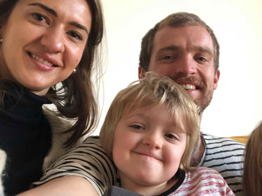 Zwei Sprachen, eine Familie: Aleksandra Martynczuk (35) und Giannis Geiss (32) mit ihren Kindern Kamil (4) und Maja (3)