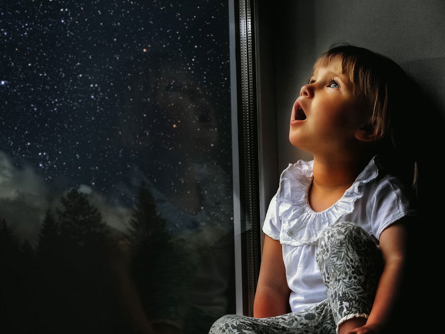 Im Herbst und Winter kann man abends mit Kindern besonders gut Sterne gucken.