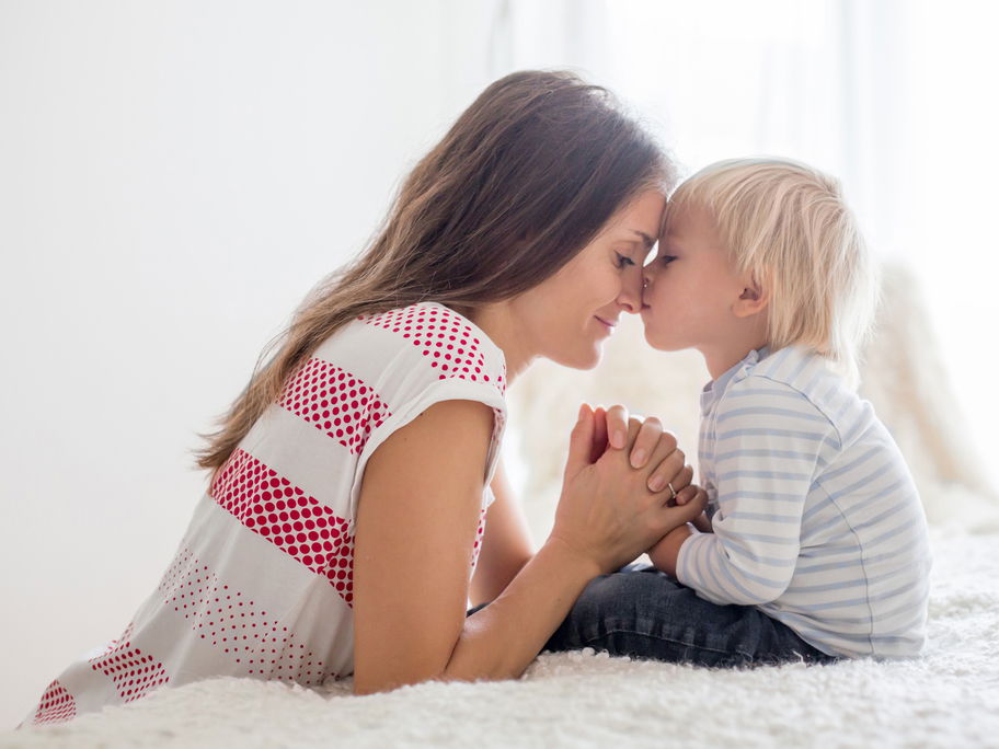 Mutter und Kind beten gemeinsam.