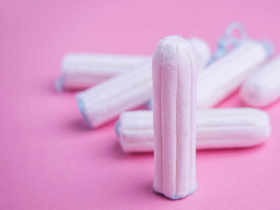 Tampons mit rosa Hintergrund.
