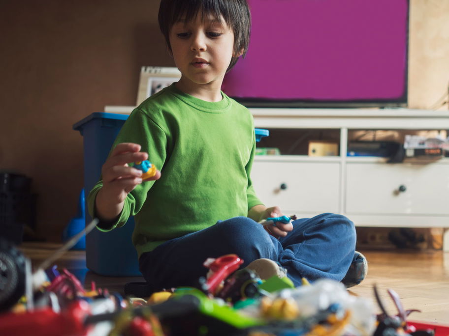 Kind spielt mit Spielzeug.