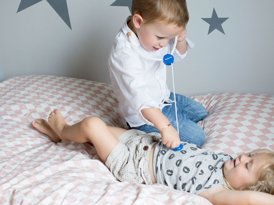Kinder spielen gerne Doktor. Sie müssen dabei allerdings ihre Grenzen kennen.