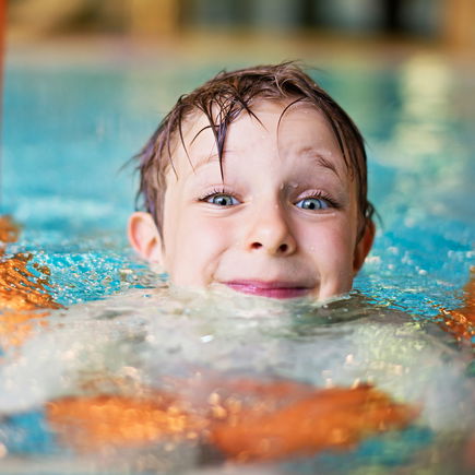 Kein Platz im Schwimmkurs? So bringt ihr eurem Kind das Schwimmen selbst bei