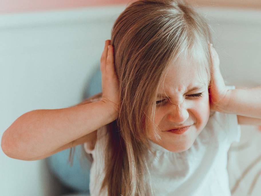 Einfach Ohren dicht machen: Wenn Kinder nicht zuhören wollen, müssen Eltern kreativ werden.