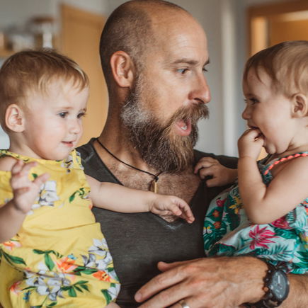Wie Babys und Kinder reagieren, wenn Väter ihre Bärte abrasieren ...