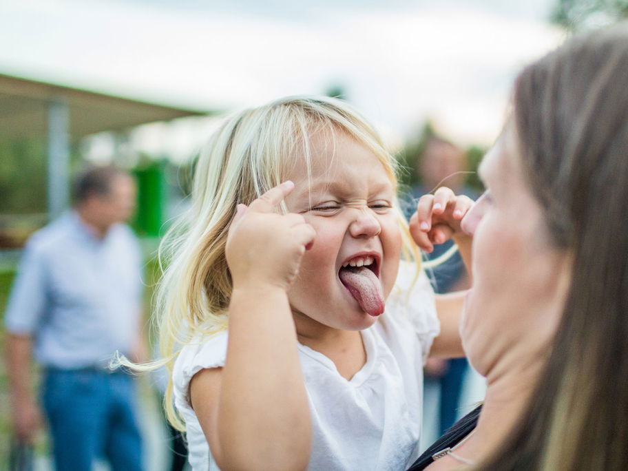 Würdet ihr in einer solchen Situation schimpfen oder Spaß machen? Je nach Erziehungstyp fallen Reaktionen auf das Verhalten von Kids ganz unterschiedlich aus ...
