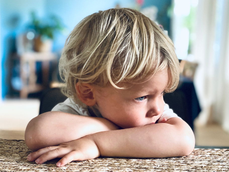 Hochsensible Kinder haben feine Antennen und können sich ins Gefühlsleben ihrer Mitmenschen einfühlen.