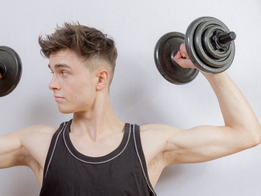 Viel zu stemmen: Mit der Pubertät kommen für viele Jungs auch Selbstzweifel. Im Fitnessstudio versuchen manche, diese Sorgen zu vertreiben.