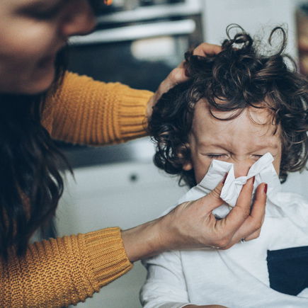 Nase putzen lernen: So bringt ihr es euren Kindern bei