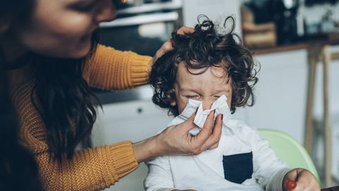 Nase putzen lernen: So bringt ihr es euren Kindern bei