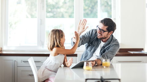 Schluss mit High Five! Warum das ständige Abklatschen echte Anerkennung blockiert