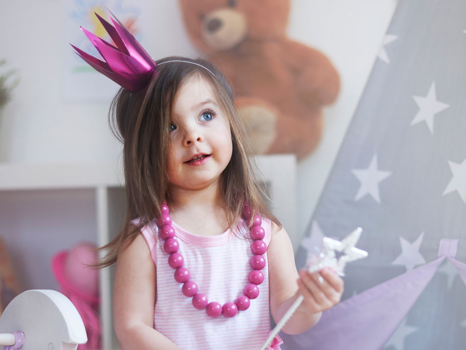 Kleines Mädchen als Prinzessin verkleidet.